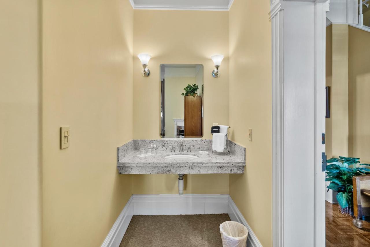 Hennessey House 3*